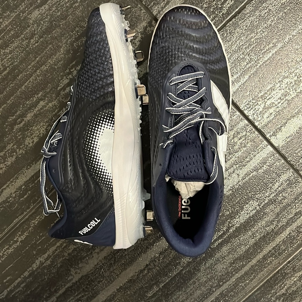 NWT Men’s metal baseball cleat